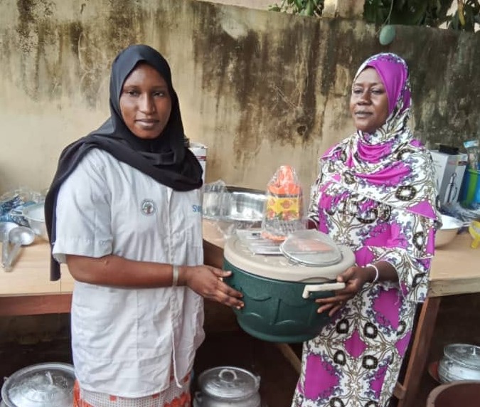 L’Autonomisation Économique : Remise de Kits de Restauration aux Filles et Femmes du G2 et G3 par l’AMAPEF